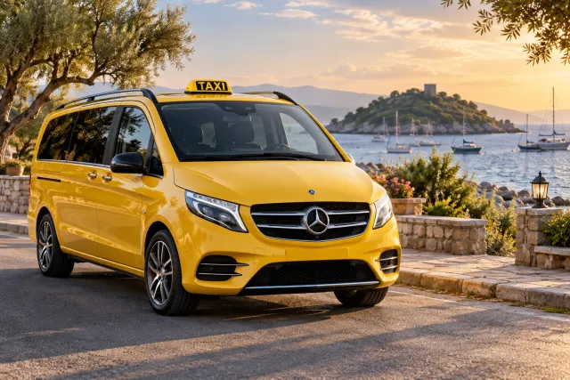 Taxi amarillo en un paseo marítimo ficticio del Egeo, representando el transporte de Kusadasi a la Isla de las Palomas
